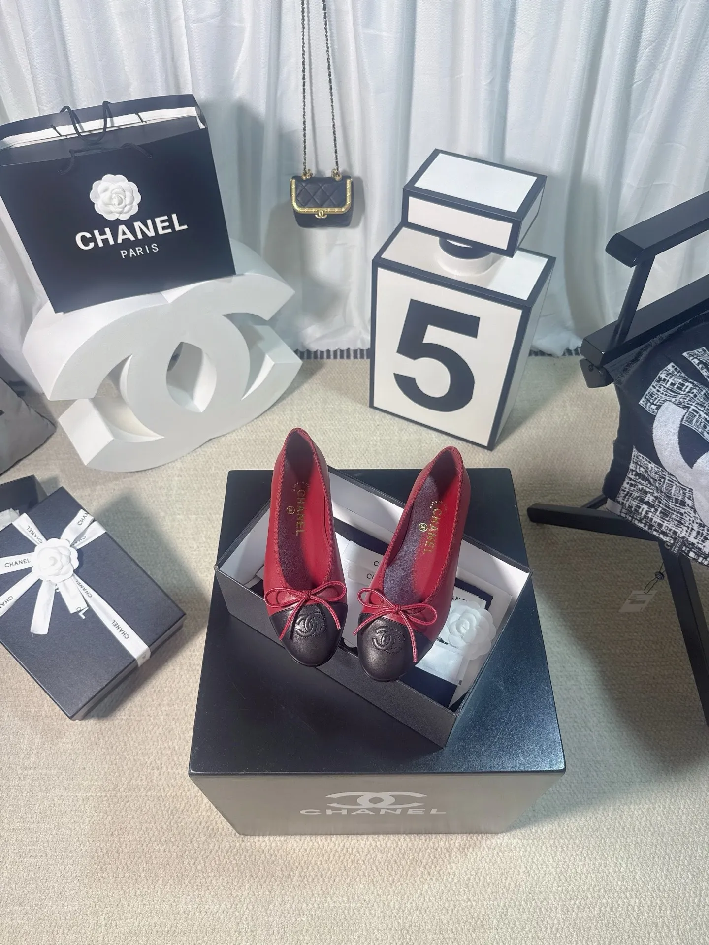 👟👟Ex-factory price 480👟👟 Generation * grade 25s Chanel fragrance is beautiful Maillard color back hollow Sling-back sandals flat/thick heel/high heel Sling-back came out in 1957, and then the two-tone design became a Chanel classic! Very suitable for spring and summer🩰 The two-color design is simple and exquisite, with a square toe and generous temperament. It visually lengthens the leg line. The color of the toe creates a sense of color difference. The back lace design is simple and elegant. It is a classic model that can be worn for hundreds of years. It is worth buying!! Upper: Customized metallic sheepskin. Inner pads: imported sheepskin. Heel height: ballet shoes. Sole: Italian A-grade genuine leather outsole. Size: 35-39 (34.40.41.42.43 is custom-made and non-returnable)
